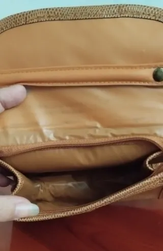 Monedero piel sintética marrón textura lagarto