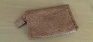 Monedero piel sintética marrón textura lagarto