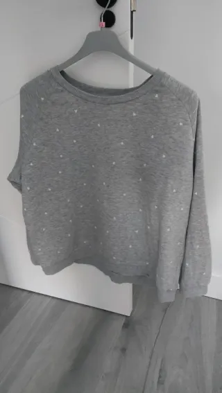 Sudadera Kiabi gris con corazones talla XL