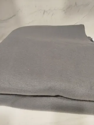 Pieza de fieltro gris