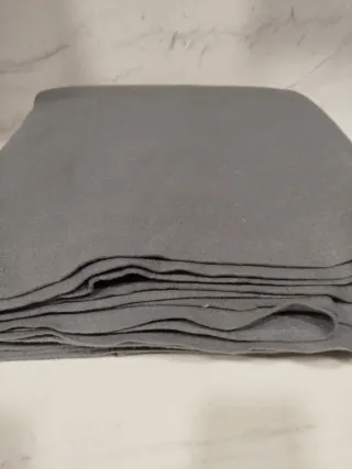 Pieza de fieltro gris