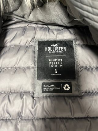 Chaqueta Puffer Hollister Gris con Capucha