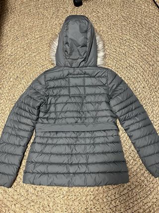 Chaqueta Puffer Hollister Gris con Capucha
