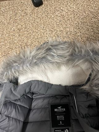 Chaqueta Puffer Hollister Gris con Capucha