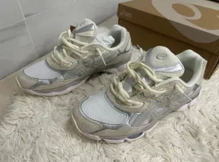 ASICS GEK NYC Talla 44 Beige/Plata