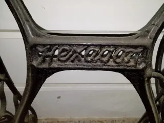 Máquina de coser antigua, con lanzadera debellota.