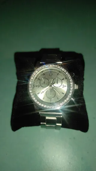 Reloj de pulsera plateado con pedrería