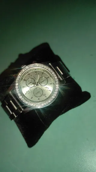 Reloj de pulsera plateado con pedrería