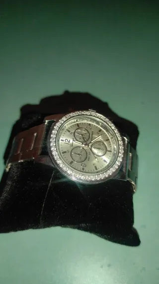 Reloj de pulsera plateado con pedrería