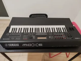 Yamaha MOX6 con custodia