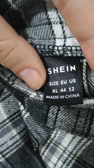 Falda cuadros blanco y negro.