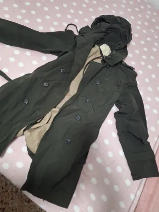 Chaqueta verde con capucha