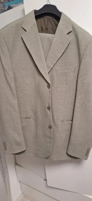 Americana y pantalón beige