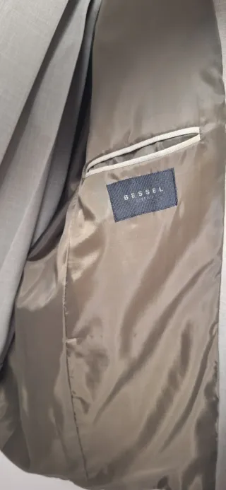 Americana y pantalón beige