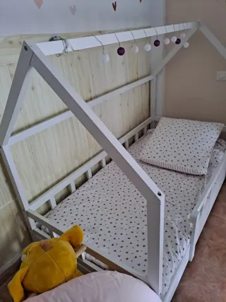 Cama infantil blanca tipo casita