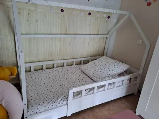 Cama infantil blanca tipo casita