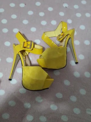 Zapatos de tacón amarillos
