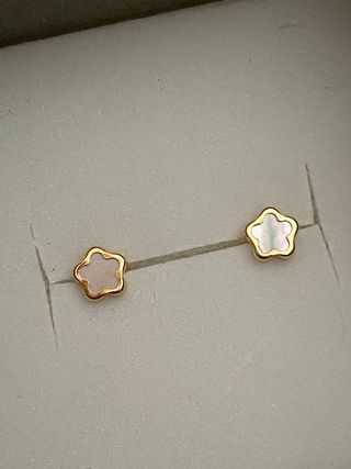 Pendientes flor oro y nacar NUEVOS