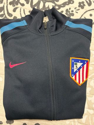 Chaqueta Nike Atleti Negra y Azul. escudo original