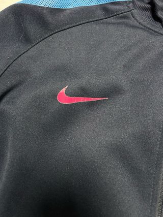 Chaqueta Nike Atleti Negra y Azul. escudo original