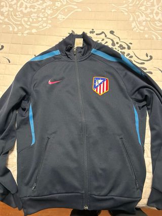 Chaqueta Nike Atleti Negra y Azul. escudo original