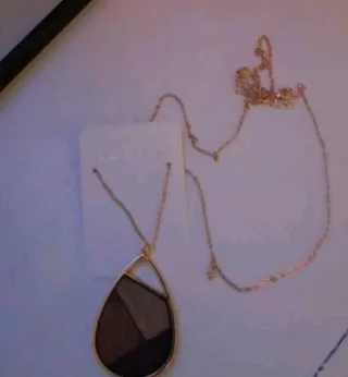 Collana con pendente geometrico in legno