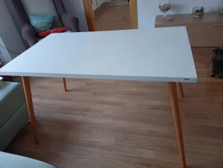 Mesa de salón blanca patas madera