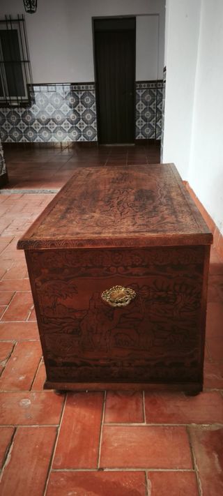 Baúl tallado