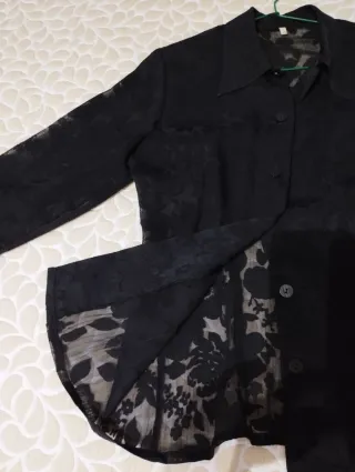 Blusa de encaje floral negra