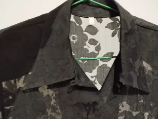 Blusa de encaje floral negra