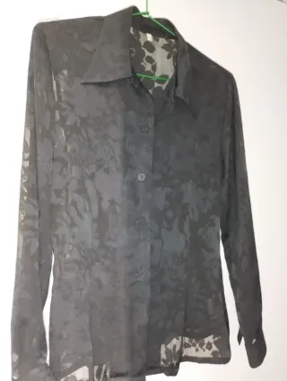 Blusa de encaje floral negra