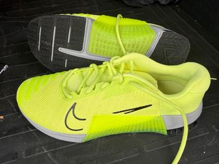 Zapatillas Nike Amarillas y Grises