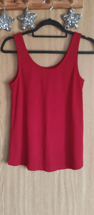 Blusa roja conchas doradas