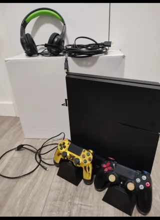 Consola PS4 Negra + 2 Controles Dorados y Negros