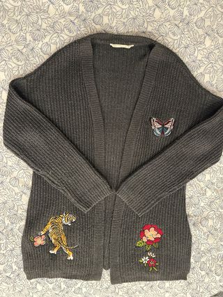 Chaqueta de lana gris con bordados