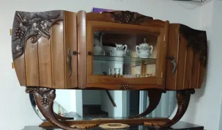 Vitrina antigua de madera tallada