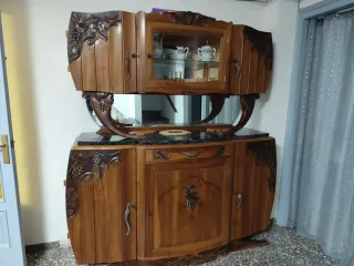 Vitrina antigua de madera tallada