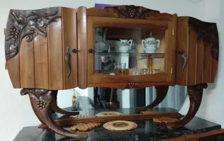 Vitrina antigua de madera tallada