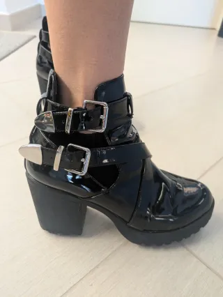 Stivaletti neri con fibbie tg 39