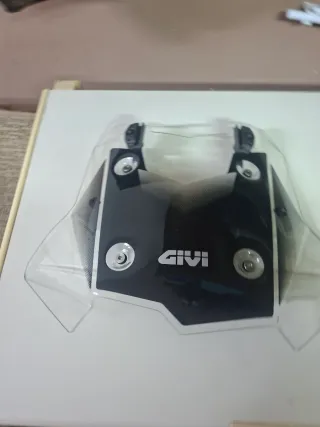 Cúpula GIVI regulable con soportes incluidos  para