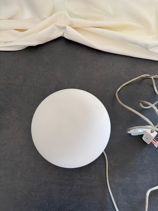 Lampada da tavolo sfera bianca