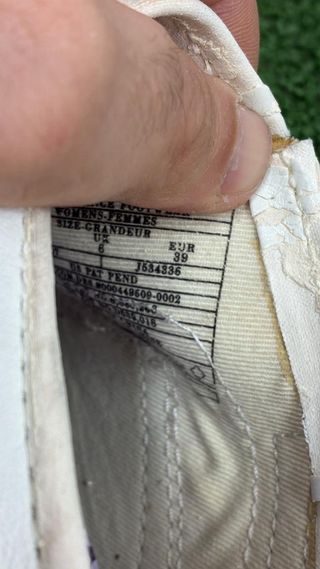 Scarpe donna bianche difetto in foto