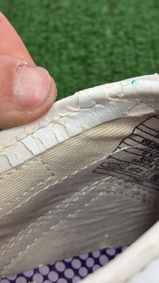 Scarpe donna bianche difetto in foto