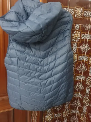 Chaleco acolchado azul claro con capucha