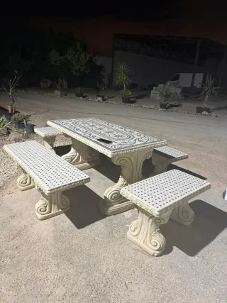 Mesa y bancos de jardín de mosaico