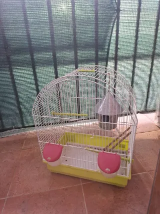 Jaula para pájaros blanca y amarilla