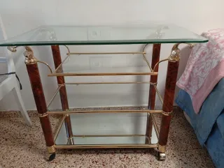 Mesa auxiliar cristal y metal dorada