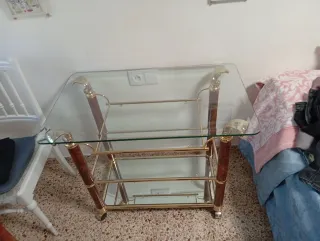 Mesa auxiliar cristal y metal dorada