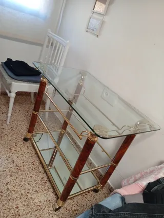 Mesa auxiliar cristal y metal dorada