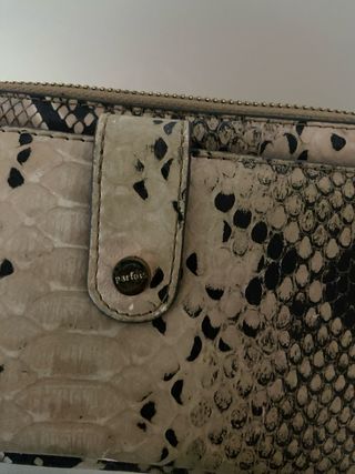 Cartera de piel efecto serpiente